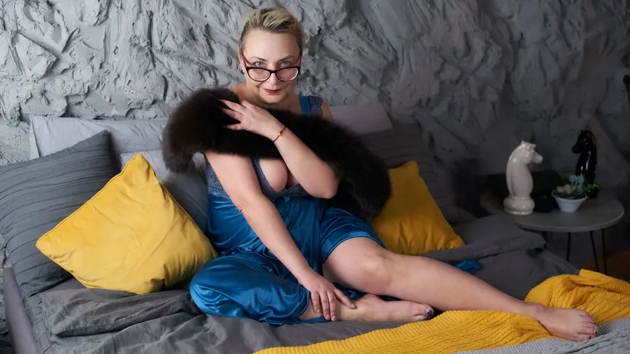  Live sex with IrenRobinson - Free Porn Live