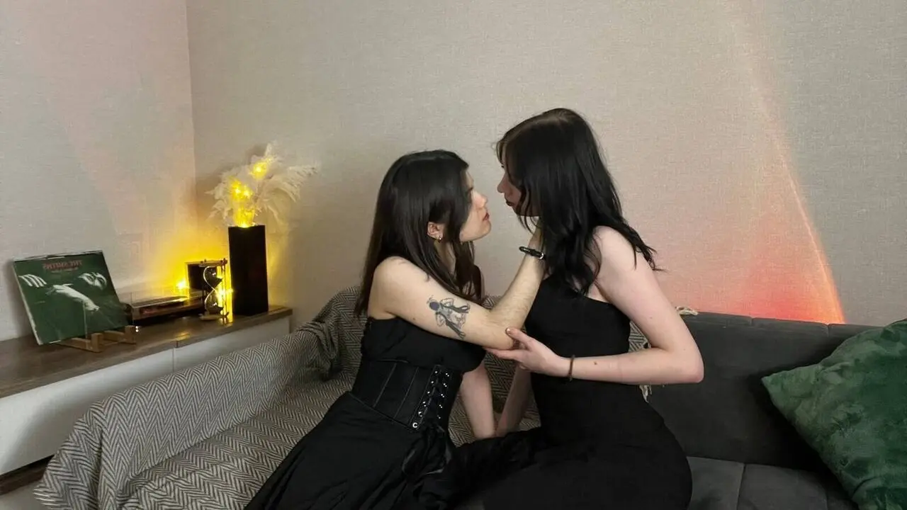  Live sex with EllaAndLyn - Free Porn Live