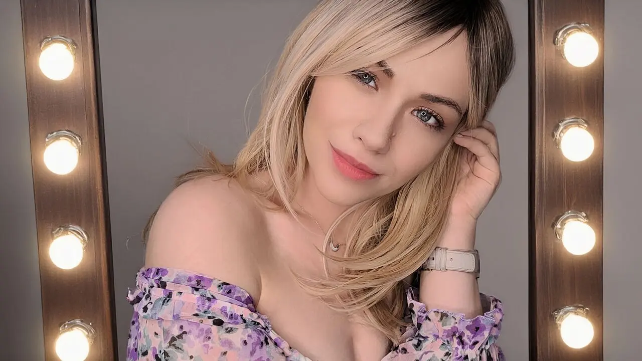  Live sex with LunaLawrence - Free Porn Live